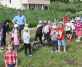 Bild: fz
Der Beitrag zum Internationalen Kindertag. Die Kinder pflanzen Apfelbäume.