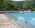 Bild: lei
Tatkräftig unterstützen auch dieses Jahr wieder die Wasserwacht Hirschbach und die Mitglieder des Fördervereins des Terrassenfreibades die Gemeindearbeiter beim Startklar-machen des Freibades