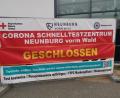 Bild: Maximilian Lang/exb
Das Banner, das in den vergangenen Monaten auf das Corona-Testzentrum in der Grundschulturnhalle in Neunburg aufmerksam gemacht hatte, trägt seit wenigen Tagen den Zusatz "geschlossen".