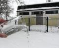 Bild: Gabi Schönberger
Bitte nichts verschütten. Trinkwasser ist kostbar und beim Zweckverband zur Wasserversorgung der Muglhofer Gruppe nochmals etwa ein Drittel teurer als im Weidener Stadtgebiet. Der Zweckverband Muglhofer Gruppe muss kräftig investieren und die Ausgaben auf die Haushalte, auch in Weiden-Land umlegen.