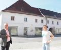 Bild: bl
Politischer Wille und finanzielle Machbarkeit: Zwischen diesen beiden Polen, vertreten durch Bürgermeister Richard Tischler (links) und Kämmerer Christian Hechtl, soll Betreutes Wohnen in der Pfreimder Altstadt austariert werden. Infrage kommen die Häuser Freihung 38 und (dahinter liegend) Hammerhof 2..