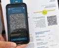 Bild: Bernd Settnik/dpa
Der QR-Code zeigt mit einer Kontroll-App den Impfstatus.