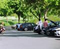 Bild: prh
Bereits am Nachmittag ist der Parkplatz vor der Wallfahrtskirche St. Felix stark von jungen Auto- und Motorradfahrern belegt. Die Anlieger im Kloster und in der Felixallee müssen mit dem dadurch bedingten hohen Durchgangsverkehr und Lärmbelästigung leben. Für die Gottesdienstbesucher bleibt oft kaum ein freier Parkplatz übrig.