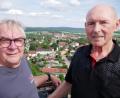 Bild: hmr
Die Freiwilllige Feuerwehr Waldsassen ermöglichte Karlheinz Hoyer (rechts) mit der Feuerwehrdrehleiter zu seinem 80. Geburtstag einen Blick aus 30 Metern Höhe über "seine" Stadt Waldsassen. Mit im Bild Feuerwehr-Vorsitzender Dr. Wolfgang Fortelny.