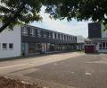 Bild: Gabi Schönberger
Starke Veränderungen hinter der neuen Fassade: Die Sanierung der Trink- und Abwasserinstallation sowie der Sanitäranlagen in der Rehbühlschule wird teurer als erwartet. Die Stadt muss rund eine halbe Million Euro nachfinanzieren.