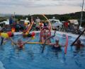 Bild: jr
Deutschland-Fans tummelten sich im 36 Grad warmen Pool des Campingplatzes in Großbüchlberg und feuerten vor dem Bildschirm die deutsche Fußballnationalmannschaft kräftig an. Im Hintergrund die prächtige Aussicht rund um Mitterteich mit Campingplatz.