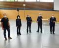 Bild: hai
Symbolisch mit dem Schriftzug „Kommandant“ legten nach 18 Jahren an der Spitze Kommandant Thomas Hartmann (Dritter von rechts) und sein Stellvertreter Oliver Hösl (Dritter von links) den Kommandostab in die Hände von Christian Hummer (Zweiter von rechts) und Martin Heier (Mitte). Es gratulierten Bürgermeister Christian Porsch, Kreisbrandinspektorin Kerstin Schmidt und der Feuerwehrbeauftragte der Gemeinde, Paul Dolata (von rechts).