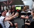 Bild: Gabi Schönberger
Anstoß auf einen schönen Abend beim Public Viewing in der Weidener Fußgängerzone zum EM-Auftaktspiel der deutschen Nationalmannschaft gegen Frankreich.