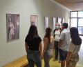 Bild: Bühner
Studiendirektorin Adrea Hielscher führt eine kleine Schülergruppe durch die Ausstellung ""Tschechische Heldinnen".