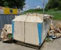 Bild: gz
Aufgrund des vollen Papiercontainers landen große Mengen an Kartonagen neben den Containern.