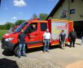 Bild: Feuerwehr Oberwappenöst/exb
Mitglieder der Feuerwehr, Kommandant Norbert Schlicht (auf Fahrersitz), Bürgermeister Günter Kopp und Feuerwehrsachbearbeiter Georg Redl junior (Dritter und Fünfter von links) freuen sich über das neue Einsatzfahrzeug „TSF-Allrad“.