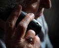 Symbolbild: Karl-Josef Hildenbrand/dpa
Die AOK warnt vor Telefonbetrügern. Kriminelle geben sich als Mitarbeiter von Krankenkassen oder anderer Institutionen aus.