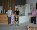 Bild: jr
Markus und Sophie Broschik mit den Kindern Frida (links) und Josepha zusammen mit Vermieter Peter Andritzky (links) und Pfarrseelsorger Pater Benedikt Leitmayr (Zweiter von links) sowie Bürgermeister Max Bindl (rechts) bei der Segnung der neuen Physiotherapiepraxis „Heimatphysio“.