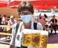 Bild: Petra Hartl
Die Bedienung mit Maske, die Gäste an den Tischen ohne: So lauteten die Vorgaben im Dult-Biergarten.