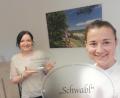 Bild: Veronika Schmalzl
So sehen die Tafeln aus: Veronika Schmalzl (rechts) und Kollegin Melanie Altas von der LAG Amberg-Sulzbach präsentieren die neuen Hausnamenschilder.
