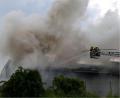 Bild: slh/exb
Die Feuerwehren gingen mit zwei Drehleitern gegen die Flammen in der Lagerhalle eines Entsorgungsbetriebs in Burglengenfeld vor.