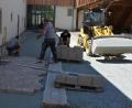Bild: jr
Begonnen haben jetzt die Pflasterarbeiten im Innenhof des Info- und Begegnungszentrums Schafferhof. Unser Bild entstand am Montagvormittag, als ein Bautrupp mit der Verlegung der Pflastersteine begann. Bis zum 26. Juni sollen die Pflasterarbeiten abgeschlossen sein, zwei Tage später sollen die Aufbauarbeiten für die Primiz von Bastian Neumann starten