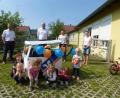 Bild: bk
Die Ausfahrt mit dem Kinderbus kann beginnen. Bei der Übergabe (von links) Helmut Forster, Michael Liedl, Heidi Koppmann und Melanie Rauh.