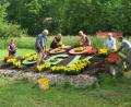 Bild: ow
Die Blumenrampe am Ortsrand von Neustadt am Kulm erhielt von den Helfern vom Obst- und Gartenbauverein (von links) Anita Bauer, André Dietrich, Jana Schäffler, Elisabeth Haberberger, Klaus Sehnke und Rudi Lang eine neue Sommerbepflanzung. 
Von links: