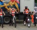 Bild: jpl
Polizeihauptmeisterin Ramona Weiß und Polizeioberkommissar Carsten Landgraf (von links) bereiteten die Viertklässler der Fichtelnaabtal-Grundschule auf ein umsichtiges Radeln im Straßenverkehr vor.