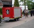 Bild: fvo
Die Ankunft des neuen Spielberger Feuerwehranhängers im Dorfzentrum wird musikalisch von den Waldthurner Hulzstoussboum begleitet