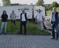 Bild: sck
Angelie Leißner, Michael Rischke, Winfried Frand, Günther Cermak, GmbH-Geschäftsführer Ernst Sieber, Reinhold Strobl, Peter Danninger, Uwe Bergmann und Richard Gaßner (von links) besuchten die In-Phase-Event GmbH im Industriegebiet Leonie.