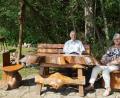 Bild: mmj
Alois Müller und seine Frau Gerda haben auf der Ruhebank am Baum- und Naturlehrpfad Platz genommen. Die Sitzgelegenheit war das erste Stück, das vor mittlerweile elf Jahren gezimmert wurde.