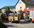 Bild: dob
Direkt in der Ortsmitte von Lohma ereignete sich am Donnerstagmorgen ein schwerer Verkehrsunfall, bei dem auch ein Stier beteiligt war. Der Fahrer des Kia wurde mittelschwer verletzt ins Klinikum Weiden eingeliefert. Es entstand hoher Sachschaden.