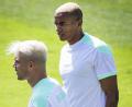 Bild: Jean-Christophe Bott/dpa
Die Schweizer Granit Xhaka (links) und Manuel Akanji mit blondem Schopf während einer Trainingseinheit vor der Partie gegen Italien.