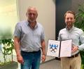 Bild: bk
Severin Hirmer (rechts) ist neuer Standesbeamter in der Verwaltungsgemeinschaft (VG) Weiherhammer. Bürgermeister und VG-Vorsitzender Ludwig Biller (links) gratuliert