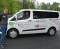 Bild: jr
Raimund Zeitler (am Steuer) und Vorstandsmitglied Markus Renner freuen sich über das erste vereinseigene Fahrzeug in der 76-jährigen Geschichte des SV Pechbrunn-Groschlattengrün.