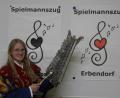 Bild: fks
In bunter Tracht mit einem seltenen Instrument in der Hand: einer Lyra. Julia Busch ist seit September 2020 Stabführerin und will jetzt mit den Lockerungen der Pandemiebeschränkungen richtig durchstarten.