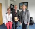 Bild: Dmytro Shevchenko/exb
Angelika und Dr. Josef Ziegler wurden vom Generalkonsul der Ukraine in München, Yuriy Yarmilko (von links), ausgezeichnet.