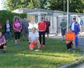 Bild: frd
Zum ersten Trainingsabend versammelten sich die Sportabzeichen-Begeisterten vor dem Tor der Grenzland-Kaserne. Die Trainingsleitung obliegt erneut Manfred Schwander (rechts), der von einer Riege an Prüfern unterstützt wird.