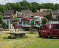 Bild: lei
Mit Hilfe einer Arbeitsbühne werden der Mast und die Sirene im Ortskern von Eschenfelden errichtet.