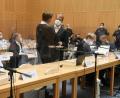 Bild: Gabi Schönberger
Die drei Angeklagten (sitzend, gepixelt) verfolgen konzentriert, aber weitgehend reglos die ersten beiden Verhandlungstage.