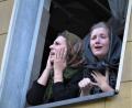 Bild: ubb
Was für ein Schreck: Die beiden Frauen aus der Vergangenheit schauen entsetzt zu, wie Wiesau nahezu komplett abbrennt.
