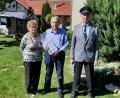 Bild: ral
Günter Dembiany (Mitte) feierte seinen 80. Geburtstag. Mit im Bild: Ehefrau Barbara Dembiany (links) sowie der Vorsitzende der Soldaten- und Kriegerkameradschaft Trisching, Andreas Scharf (rechts).