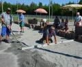 Bild: jr
Kräftig mit angepackt haben Mitglieder der Sparte Eisstock des SV Steinmühle, um zusammen mit dem erfahrenen Stockbahnbauer Georg Birgmeir aus Oberbayern (kniend) eine neue Anlage auf dem Sportgelände zu errichten. 12 325 Pflastersteine galt es in mehreren Tagen zu verlegen.