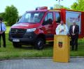 Bild: bkr
Pfarrer Markus Bruckner segnete das neue Fahrzeug. Rechts neben ihm steht Bürgermeister Günter Kopp.