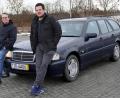 Bild: Armin Eger
Fabian Weinberger (links) und Andreas Gärtner wollen mit dem blauen, 23 Jahre alten Mercedes einmal rund um die Ostsee.