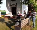 Bild: Alois Kellner/exb
Pfarrer Amschl mit den Musikern vor der Kirche.