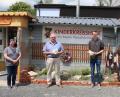 Bild: rpp
Mit 1000 Euro unterstützt die KLJB Schlammersdorf die Kinderkrebshilfe in der Region Oberpfalz-Nord e. V. Vorsitzender Herbert Putzer (Zweiter von links) nimmt die Spende von Oliver Schneider, Saskia Distler und Lukas Heindl entgegen. Von links: Monika Pregler (Dekohäusl), Herbert Putzer, Oliver Schneider, Saskia Distler und Lukas Heindl