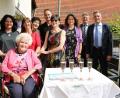 Bild: akp
Maria Lobinger konnte im Kreis der Familie den 102. Geburtstag feiern. Erster Bürgermeister Norbert Eckl und Dritter Bürgermeister Adolf Hammer (beide rechts im Bild und geimpft) gratulierten namens der Gemeinde Teunz.
