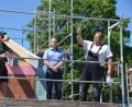 Bild: ak
Maurerpolier Oliver Götte, Zimmerer Timo Fürbringer, Bürgermeister Christian Porsch und Zimmererpolier Thomas Schnürrer stoßen auf den Erweiterungsbau des Kindergartens an.