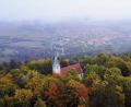 Bild: gri
605 Meter ist der Johannisberg hoch. Oben steht die Wallfahrtskirche St. Johann, unten (im Hintergrund) liegt Freudenberg.