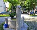 Bild: Gerda Eiber/exb
Blumen-Kriminalfall in Raigering: Am Brunnen in Raigering hat jemand eine von Ehrenamtlichen liebevoll gepflegte Blumenschale gestohlen. Das Gegenstück der Pflanzenschale auf der rechten Seite fehlt deshalb.