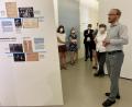 Bild: Eichl
Kurator Jan Švimberský erläutert Konzept und Inhalt der Ausstellung. Er sagt: „So tragisch die Schicksale sind, so schön ist die Ausstellung geworden.“
