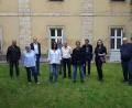 Bild: tra
Die ausstellenden Ensdorfer Künstler Gerd Seidel, Margot Babl, Wolfgang Fetsch, Bettina Scharr, Siegfried Link, Kurt Hügerschäffer, Beatrice Nunold, Uwe Könemann-Nunold und Kaja Oursin mit Klosterdirektor Pater Ulrich Schrapp.