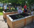 Bild: jr
Stolz sind die Kinder des Offenen Ganztags an der Grundschule Konnersreuth auf ihre zwei neuen Hochbeete im Pausenhof, in denen Obst, Gemüse und Kräuter angepflanzt werden. Im Bild ein Teil der Mädchen und Buben des Offenen Ganztags zusammen mit Schulleiterin Johanna Reger (Mitte) und Fachkraft Ingrid Rosner (links).